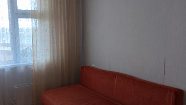 Срочно комната берилет, 2 балага, жакшылап оку, квартира метронун жанында эмес, ул.маршала савицкого д.32. квартплата 17000 рубль - фотография №1